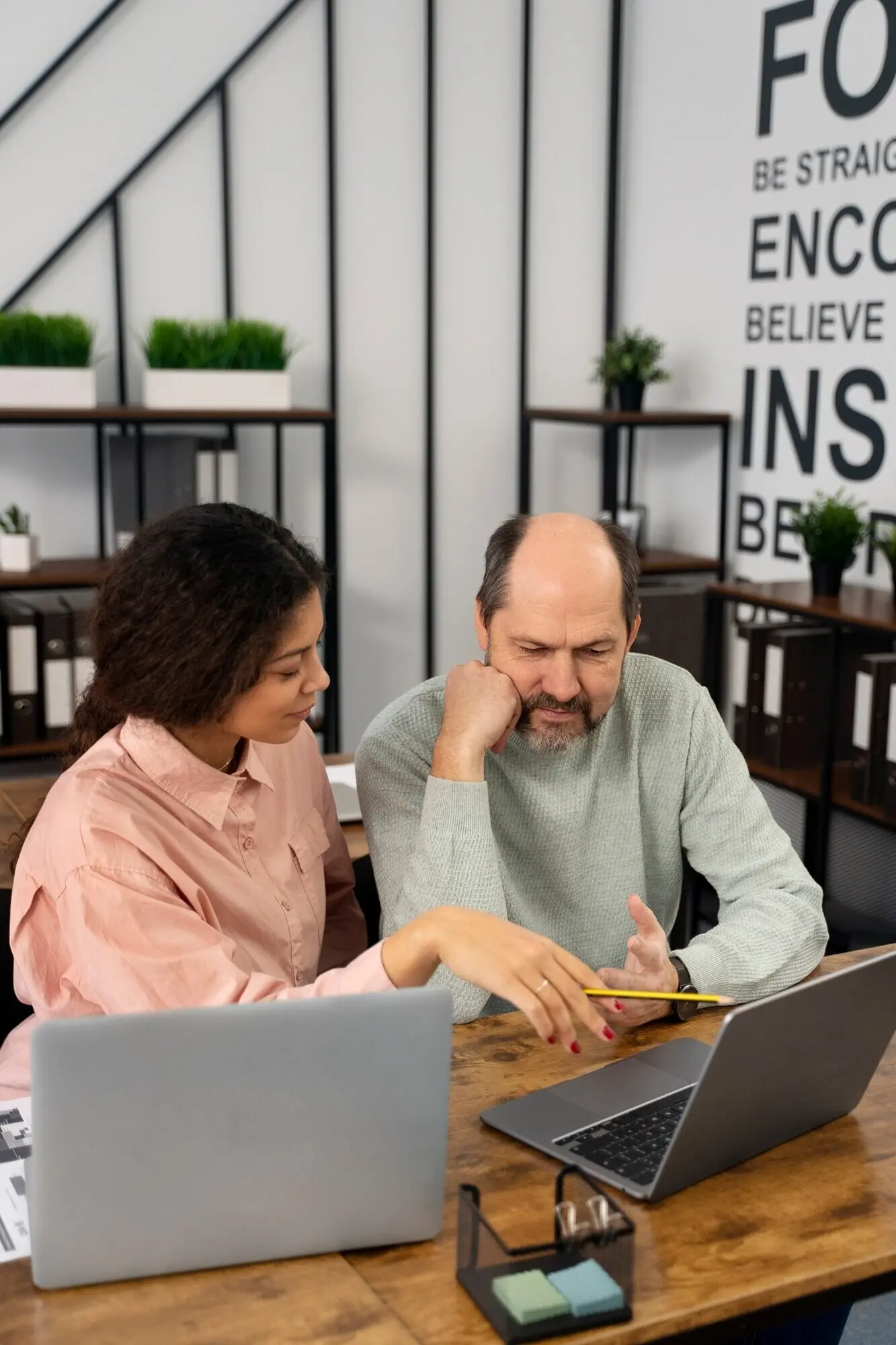 Gente mayor en la escuela durante la clase con una computadora portátil.