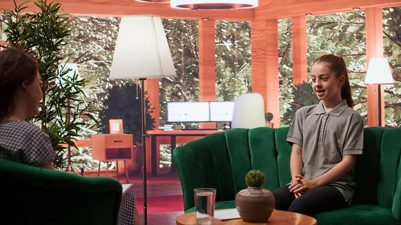 Adolescente recibiendo asesoramiento y apoyo psicoterapéuticos para problemas emocionales.